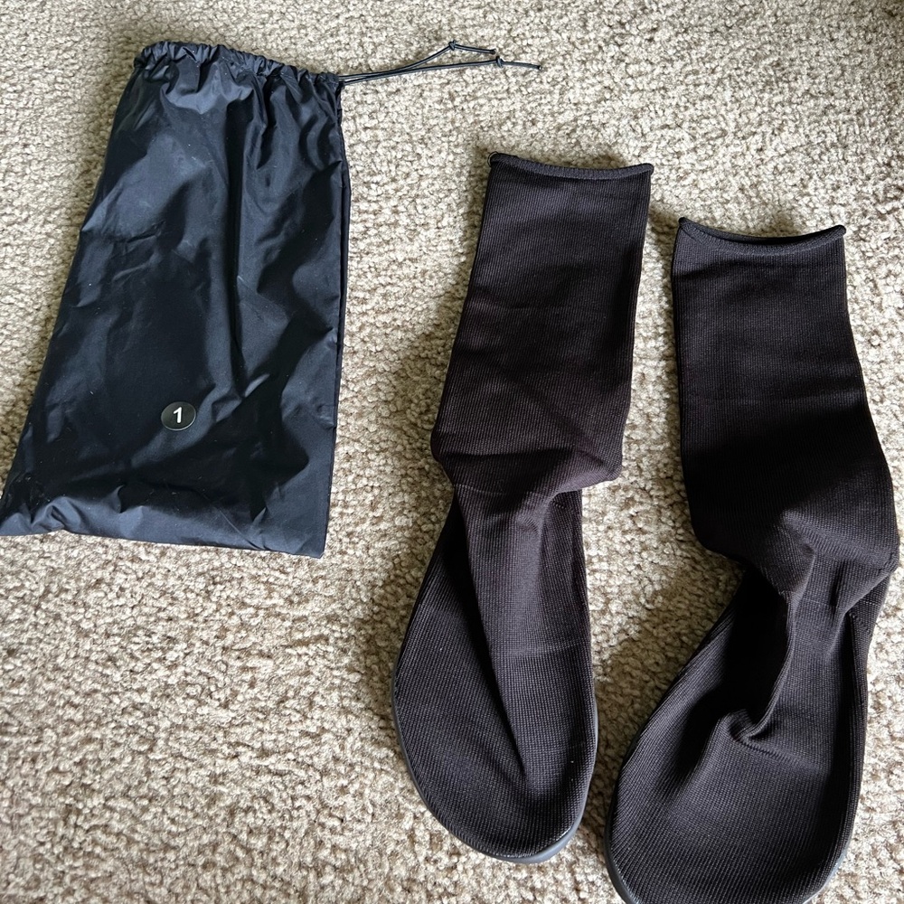Yeezy Pods Size 1